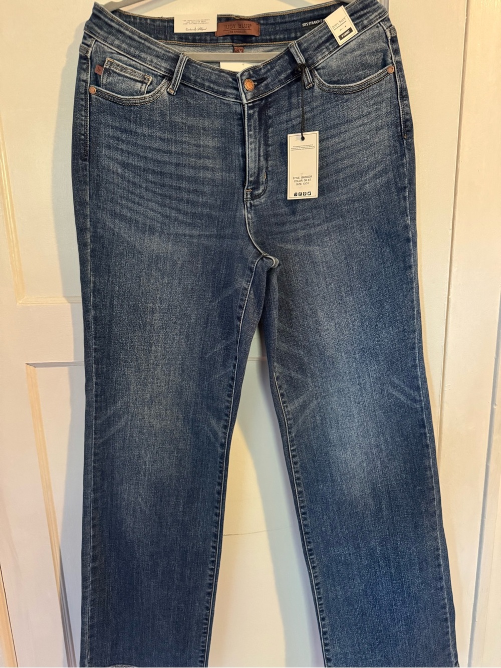 Judy Blue Straight Leg Jeans in Medium Blue Wash